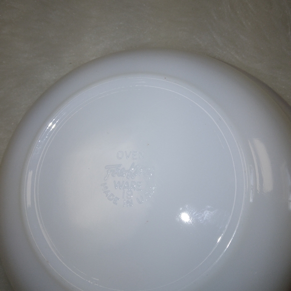 VINTAGE Fire King Milk Glass Ovenware 19 swirl bowl with gold edge - Picture 2 of 8